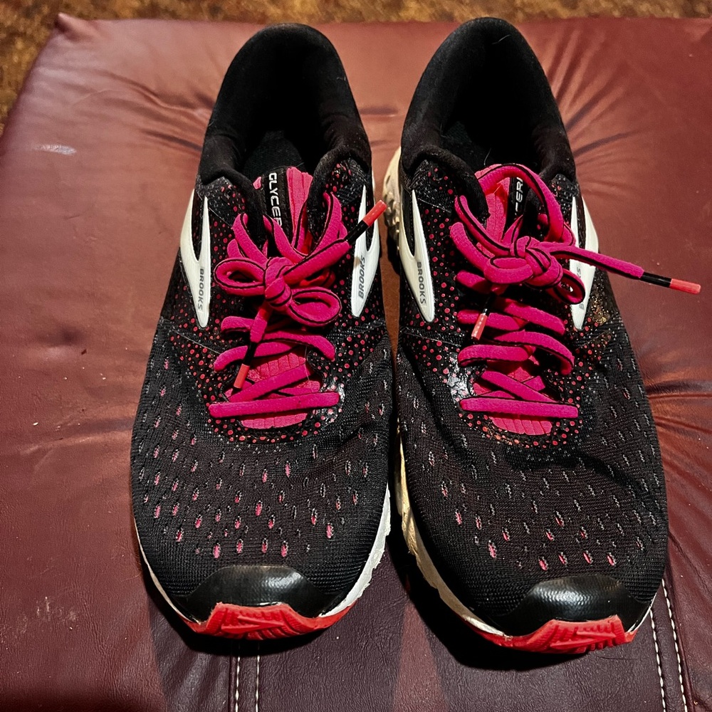 Brooks Women's Black and Red Athletic Shoes